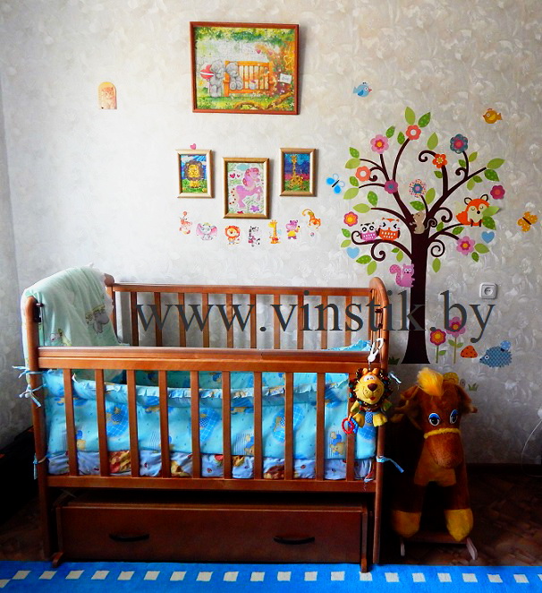 Наклейка на стену дерево возле детской кроватки